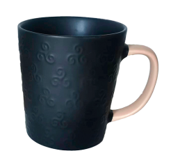 MUG TRISKELL RELIEF NOIR & BEIG