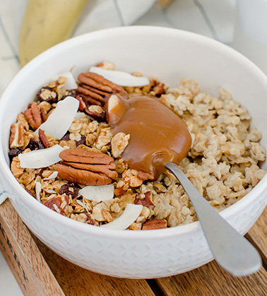 Porridge, granola et caramel 