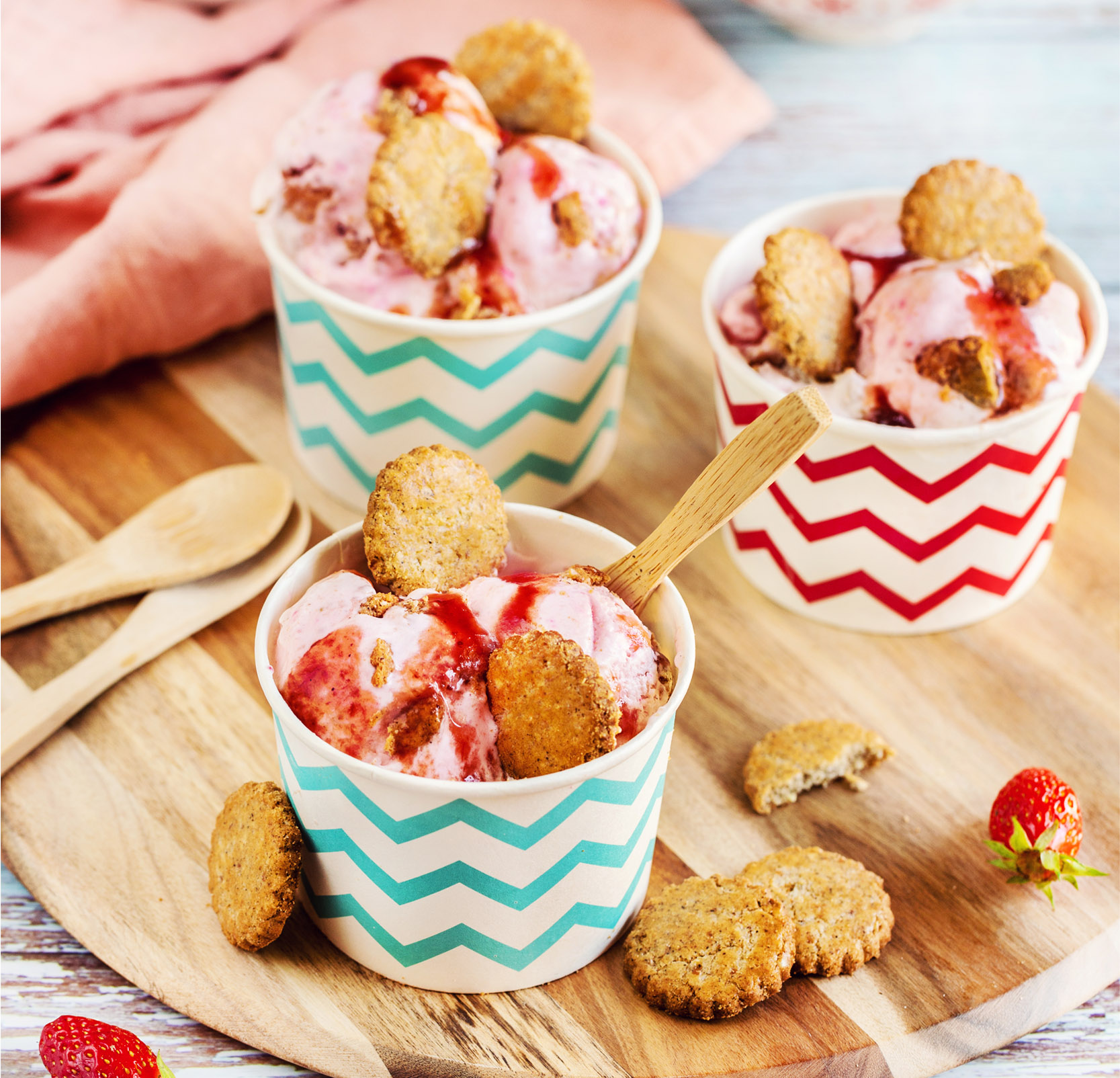 Glace Sunday à la fraise et éclats de mini galettes bretonnes au sarrasin