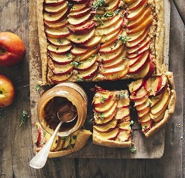 Tarte aux fruits, thym et caramel beurre salé