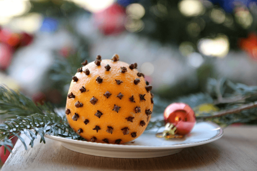 Orange piquée de clous de girofles