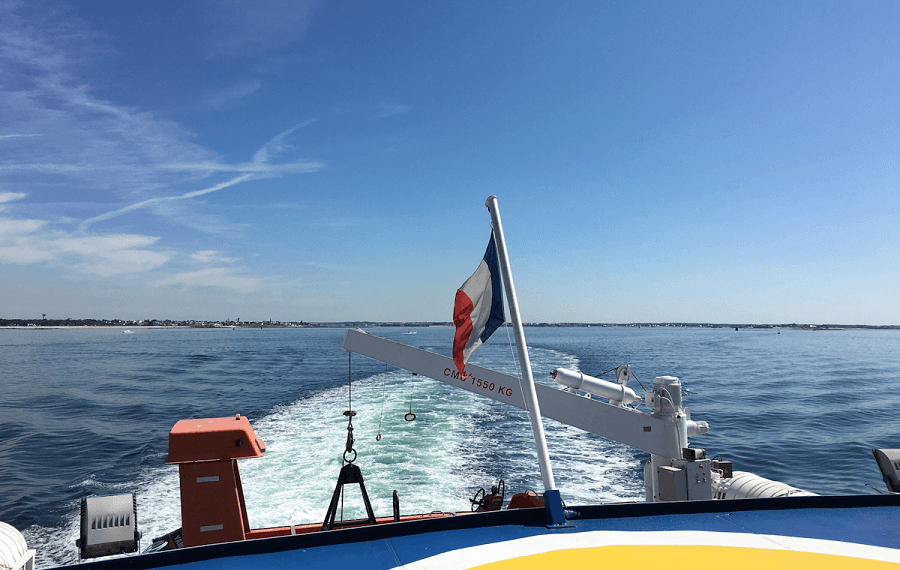 Vue d'un bateau sur la mer