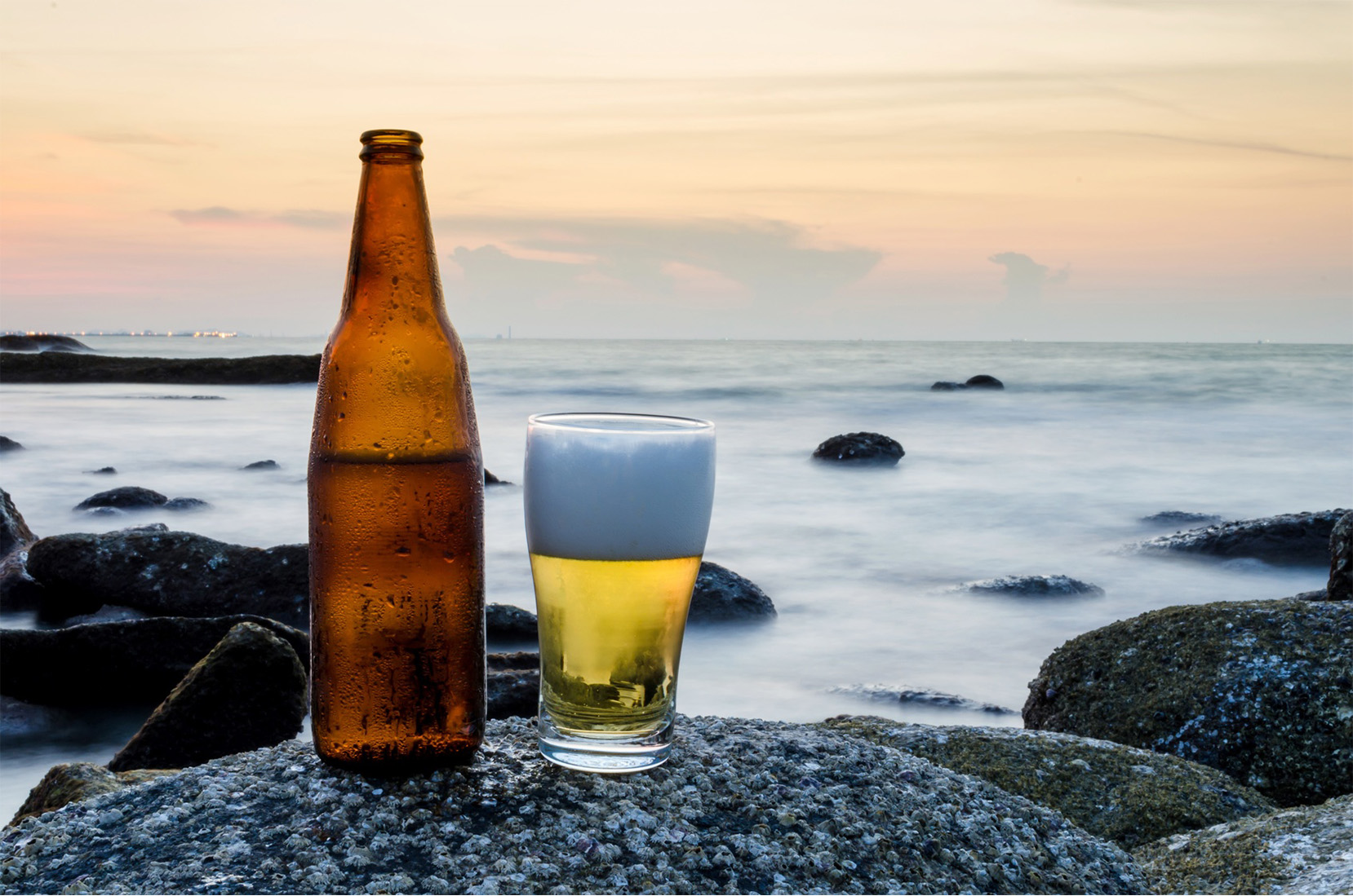 Bière fraîche prise face à la mer