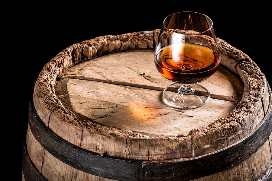 verre whisky breton pris sur un tonneau